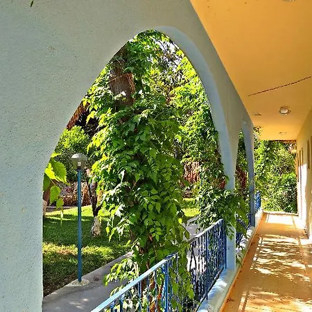 Maritime Aparthotel Petaloudes